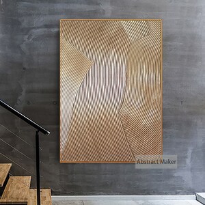 Puede incluir: Impresi&oacute;n de arte abstracto con un patr&oacute;n de rayas doradas y blancas. La impresi&oacute;n est&aacute; enmarcada en un marco de madera delgado. El texto "Abstract Maker" est&aacute; en la esquina inferior derecha de la impresi&oacute;n.