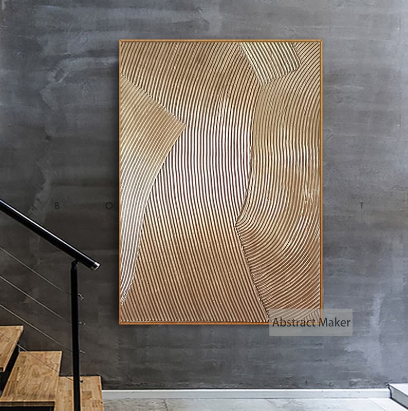 Puede incluir: Impresi&oacute;n de arte abstracto con un patr&oacute;n de rayas doradas y blancas. La impresi&oacute;n est&aacute; enmarcada en un marco de madera delgado. El texto "Abstract Maker" est&aacute; en la esquina inferior derecha de la impresi&oacute;n.
