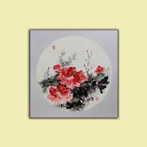Puede incluir: Pintura cuadrada con un dise&ntilde;o floral tradicional chino en acuarela. La obra presenta vibrantes peon&iacute;as rojas con hojas y tallos de color verde oscuro, sobre un fondo circular blanco roto. La pintura incluye sellos de caligraf&iacute;a rojos y negros.