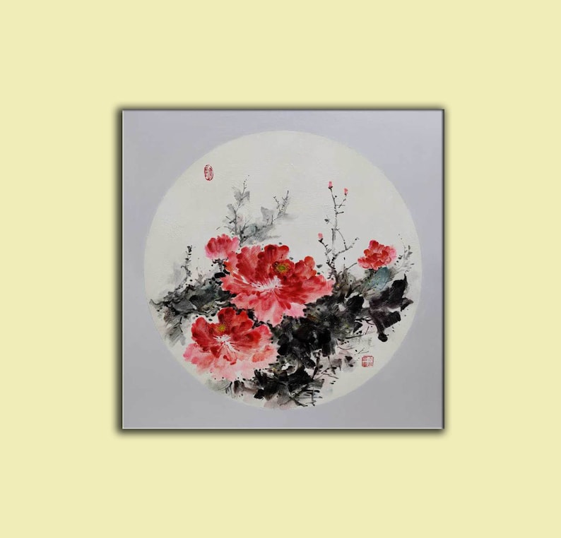 Puede incluir: Pintura cuadrada con un dise&ntilde;o floral tradicional chino en acuarela. La obra presenta vibrantes peon&iacute;as rojas con hojas y tallos de color verde oscuro, sobre un fondo circular blanco roto. La pintura incluye sellos de caligraf&iacute;a rojos y negros.