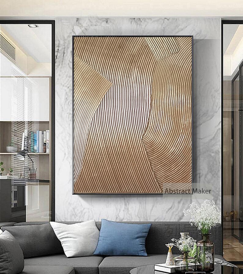 Puede incluir: Impresi&oacute;n de arte abstracto con un esquema de color dorado y blanco. La impresi&oacute;n presenta un dise&ntilde;o texturizado y en capas con l&iacute;neas curvas y formas geom&eacute;tricas.