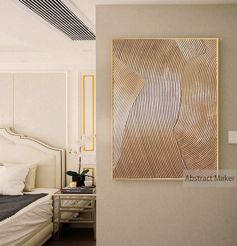 Puede incluir: Impresi&oacute;n de arte abstracto con marco dorado. La impresi&oacute;n presenta un dise&ntilde;o geom&eacute;trico con l&iacute;neas curvas en tonos marrones y beige.