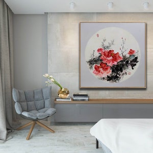 Puede incluir: Pintura enmarcada con peon&iacute;as rojas y follaje negro y verde, sobre un fondo circular claro. La obra de arte est&aacute; en un marco dorado. El cuadro est&aacute; colgado en una pared gris claro, a&ntilde;adiendo un toque de elegancia.