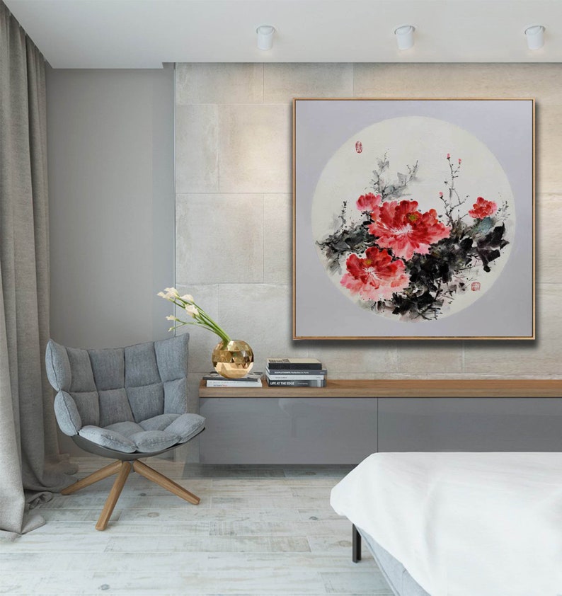 Puede incluir: Pintura enmarcada con peon&iacute;as rojas y follaje negro y verde, sobre un fondo circular claro. La obra de arte est&aacute; en un marco dorado. El cuadro est&aacute; colgado en una pared gris claro, a&ntilde;adiendo un toque de elegancia.
