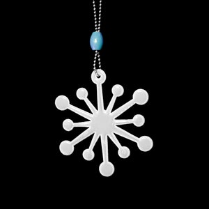 Può includere: Un ornamento a forma di fiocco di neve bianco con un fermaglio argentato e una perla blu su una catena argentata.