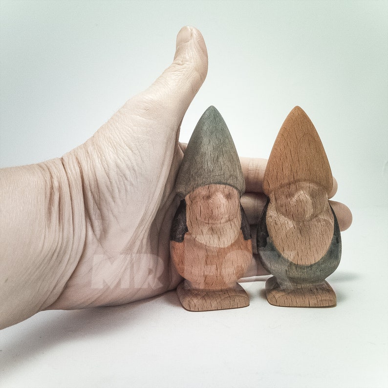 Size reference - dwarfs against maker's hand.