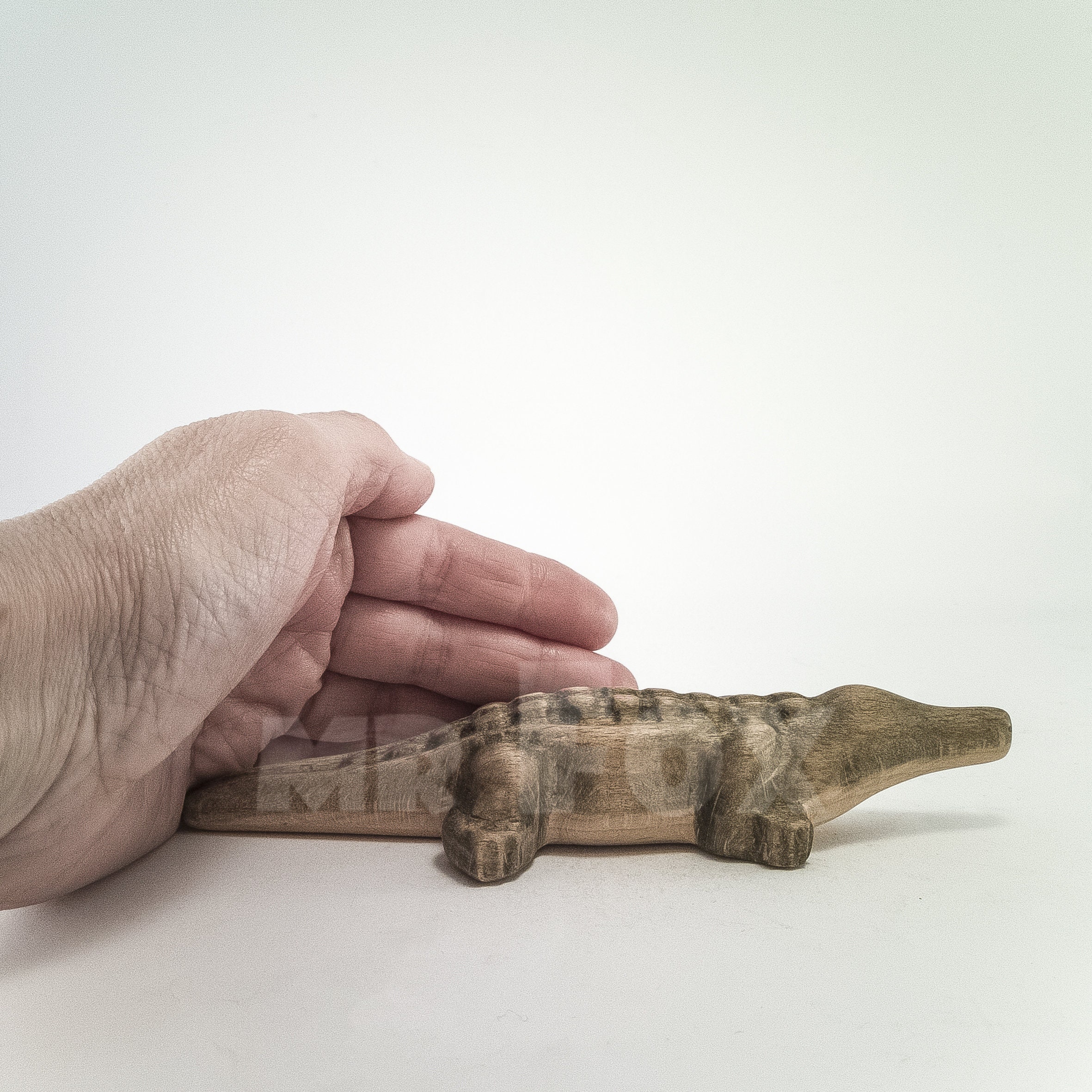 木製おもちゃのワニ - 木製ワニ - ワニの置物 - アフリカの動物の