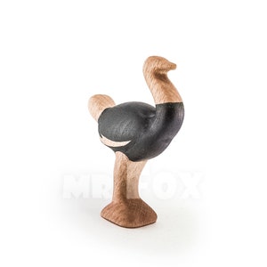 Op de afbeelding: Een houten olifantfiguur met een zwart lichaam en een bruin hoofd en poten.