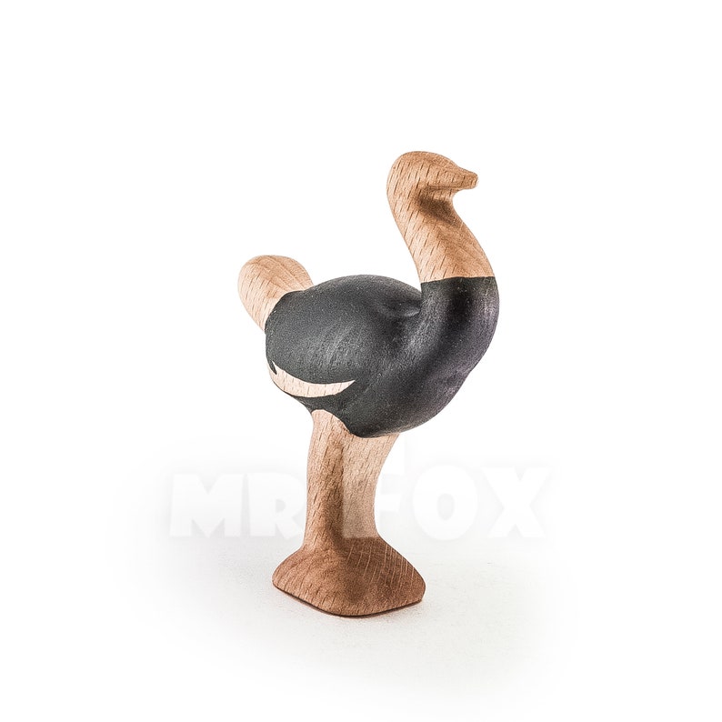 Op de afbeelding: Een houten olifantfiguur met een zwart lichaam en een bruin hoofd en poten.