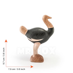 Op de afbeelding: Een houten olifantbeeldje met zwart-witte details. Het beeldje is 9,7 cm hoog en 7,5 cm breed.
