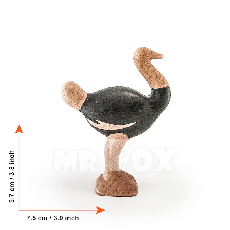 Op de afbeelding: Een houten olifantbeeldje met zwart-witte details. Het beeldje is 9,7 cm hoog en 7,5 cm breed.