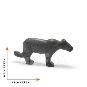 Op de afbeelding: Een klein, grijs stenen beeldje van een panter. Het beeldje is 6,2 inch hoog en 13,3 inch lang.