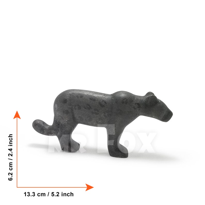 Op de afbeelding: Een klein, grijs stenen beeldje van een panter. Het beeldje is 6,2 inch hoog en 13,3 inch lang.