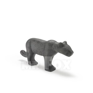 Op de afbeelding: Een zwart panter beeldje van steen. Het beeldje staat op alle vier poten en heeft een strak, realistisch ontwerp.