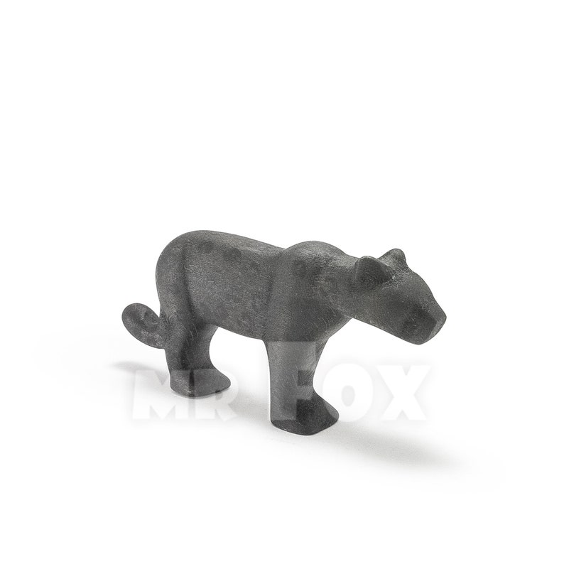 Op de afbeelding: Een zwart panter beeldje van steen. Het beeldje staat op alle vier poten en heeft een strak, realistisch ontwerp.