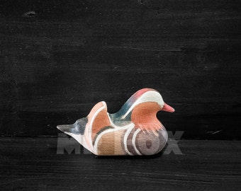 Petite figurine de canard mandarin en bois - jouet oiseau en bois - oiseau sculpté à la main - cadeaux faits main - cadeau maison neuve - pendaison de crémaillère