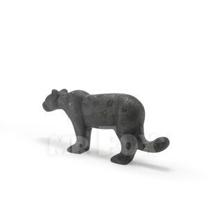 Op de afbeelding: Een zwart panter beeldje gemaakt van een getextureerd materiaal, staand op een wit oppervlak.