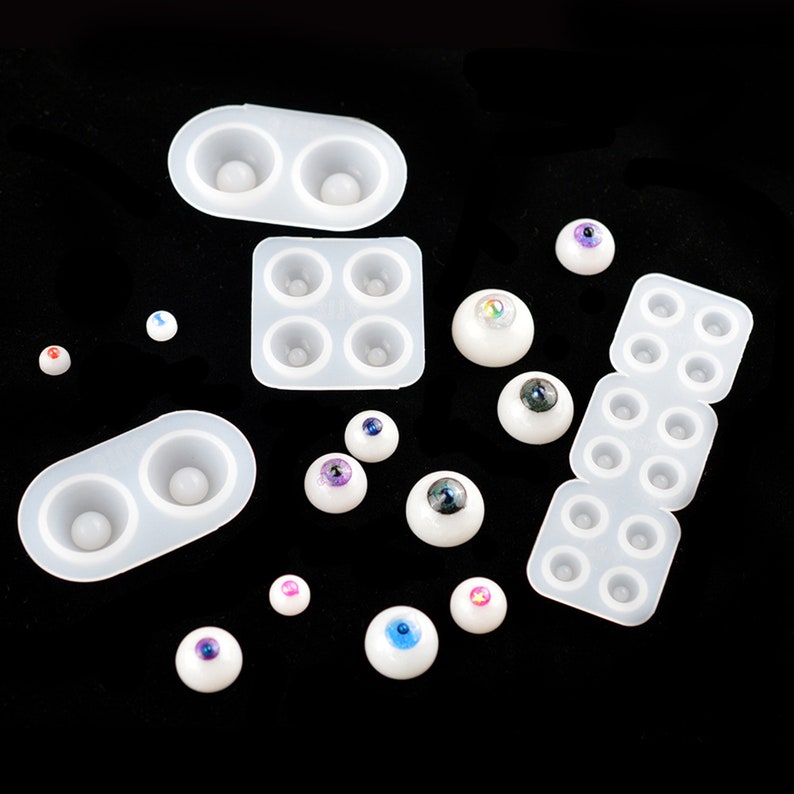 Puede incluir: Un juego de moldes de silicona para hacer ojos de mu&ntilde;eca, con una variedad de ojos de mu&ntilde;eca terminados en diferentes colores y patrones.