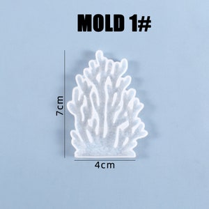 Puede incluir: Un molde blanco con forma de coral, etiquetado como "MOLD 1#", sobre un fondo azul claro. El molde mide 7 cm de alto y 4 cm de ancho. La imagen es un primer plano que muestra los intrincados detalles del dise&ntilde;o de coral.