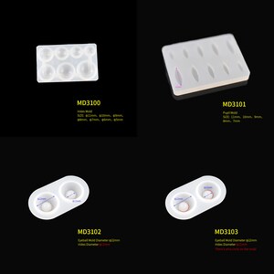 Puede incluir: Conjunto de cuatro moldes de silicona para hacer ojos de mu&ntilde;eca. Los moldes son blancos y presentan diferentes tama&ntilde;os de c&iacute;rculos y &oacute;valos. Los moldes est&aacute;n etiquetados con los c&oacute;digos de producto MD3100, MD3101, MD3102 y MD3103. El texto en los moldes incluye el tama&ntilde;o de los c&iacute;rculos y &oacute;valos en mil&iacute;metros.