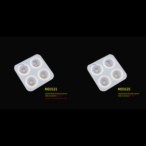Puede incluir: Dos moldes de silicona blanca para hacer ojos. El molde de la izquierda tiene cuatro cavidades, cada una con un di&aacute;metro de 12 mm. El molde de la derecha tiene cuatro cavidades, cada una con un di&aacute;metro de 8 mm. Ambos moldes tienen un c&iacute;rculo m&aacute;s peque&ntilde;o dentro de cada cavidad, que representa el iris.