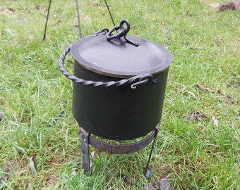 4.5 liters pot, cauldron with a lid, hand forged cauldron, outdoor cooking steel pot, medieval style pot, Viking cooking.
