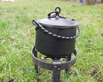 2.6 l steel cauldron with a lid, medieval steel pot, hand forged pot, medieval kitchen equipment< Viking pot.