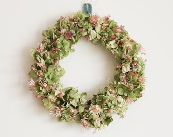 Couronne murale de fleurs séchées aux nuances de vert et rose pastel, décoration vintage poétique, champêtre