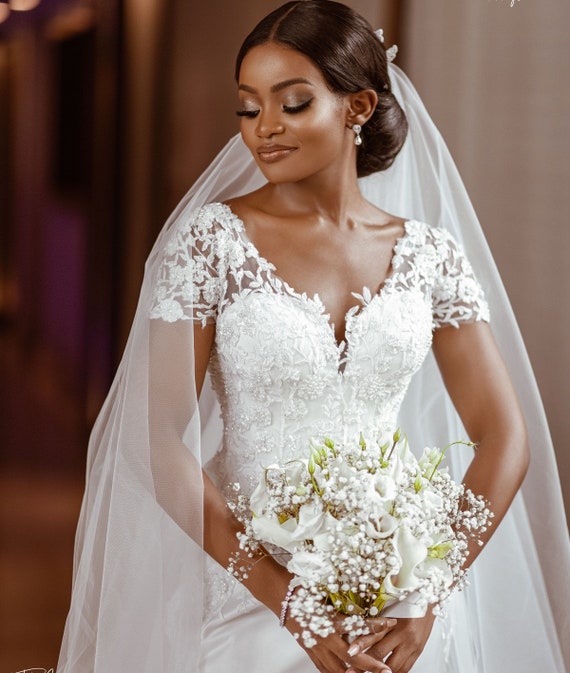 Abiti da sposa sales con velo lungo