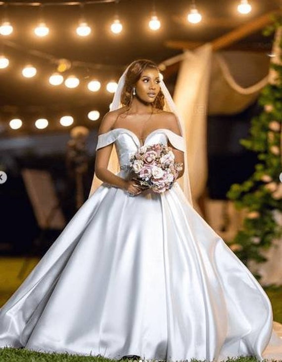 Lovely Lace Appliques V-neck Off Shoulder Tulle Wedding Dress Ball Gow –  alinanova