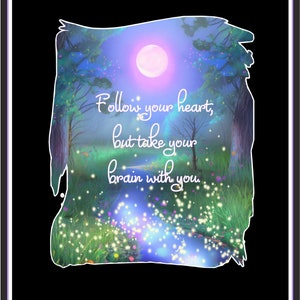 Puede incluir: Una ilustración caprichosa de un bosque iluminado por la luna con un arroyo que fluye y luciérnagas. El texto "Follow your heart, but take your brain with you" está escrito en cursiva blanca.