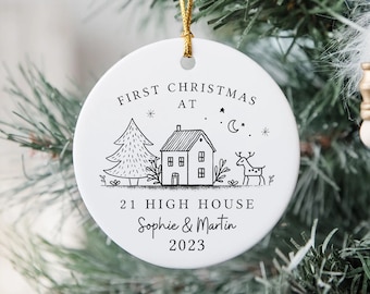 Könnte beinhalten: Weißer Keramik-Weihnachtsbaumschmuck mit einer Schwarzweißillustration eines Hauses, eines Baumes und eines Rehs. Der Text lautet "First Christmas at 21 High House Sophie & Martin 2023".