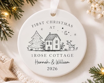 Adorno navideño personalizado para la primera Navidad en nuestro nuevo hogar / Regalo de Navidad para parejas / Decoración de cerámica para el árbol de Navidad / Personalizado / Inauguración de la casa