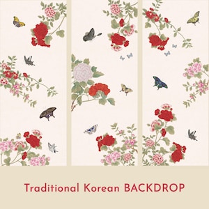 Puede incluir: Un telón de fondo tradicional coreano con un fondo blanco y flores rojas, rosas y blancas con mariposas de varios colores. El texto "Traditional Korean BACKDROP" está en la parte inferior de la imagen.