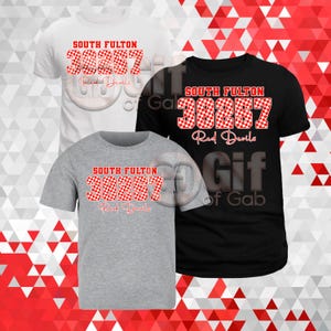 Puede incluir: Tres camisetas en blanco, negro y gris, cada una con el texto "SOUTH FULTON 30257 Red Devils" en letras a cuadros rojas y blancas. Las camisetas son de manga corta y tienen cuello redondo.