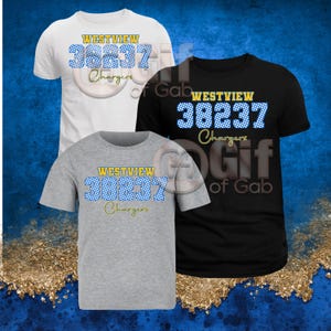 Puede incluir: Tres camisetas en blanco, negro y gris, cada una con el texto "WESTVIEW 38237 Chargers". Los números tienen un patrón de cuadros azules y blancos, con detalles en amarillo. Las camisetas son de manga corta.