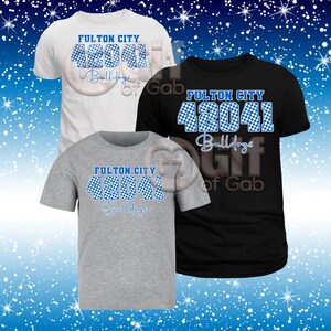 Puede incluir: Tres camisetas en blanco, negro y gris. Cada camiseta presenta el texto "FULTON CITY 42041 Bulldogs" en un diseño a cuadros azul y blanco. Las camisetas son de manga corta y tienen cuello redondo.