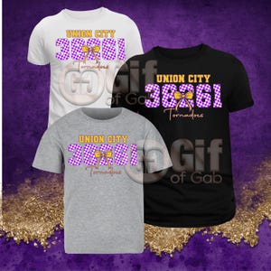 Puede incluir: Tres camisetas en blanco, negro y gris, cada una con el texto "UNION CITY 38261 Tornadoes" en morado y dorado. El diseño incluye un lazo y un patrón de cuadros.