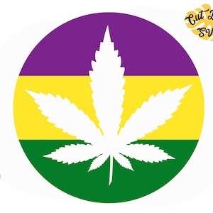 Puede incluir: Un diseño de hoja de marihuana blanca sobre un círculo con rayas moradas, amarillas y verdes. El círculo está sobre un fondo blanco.