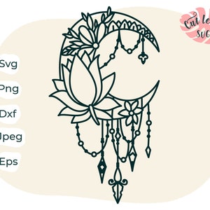 Puede incluir: Un diseño en blanco y negro de línea de arte de una luna creciente con una flor de loto y una cadena de cuentas que cuelga de ella. El diseño está sobre un fondo beige claro.