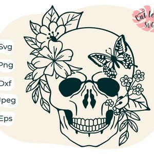 K&ouml;nnte beinhalten: Eine Schwarzwei&szlig;-Zeichnung eines Sch&auml;dels mit Blumen und einem Schmetterling. Der Sch&auml;del ist detailliert, mit einem L&auml;cheln und Augenh&ouml;hlen. Die Blumen sind zart und haben ein einfaches Design. Der Schmetterling sitzt auf der Wange des Sch&auml;dels.