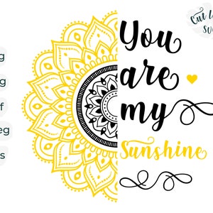 Puede incluir: Un diseño de mandala amarillo con un mandala negro en el centro. El texto "You are my Sunshine" está escrito en cursiva negra con un pequeño corazón amarillo.