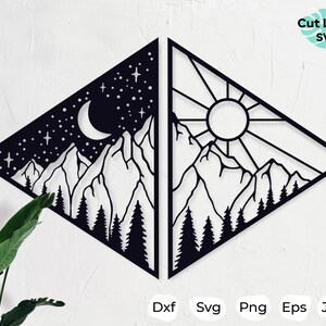 Pode incluir: Design digital em preto e branco de uma cena de montanha dividida em dois triângulos, um com uma lua crescente e estrelas, o outro com um sol. O design é perfeito para criar uma peça de decoração de parede.