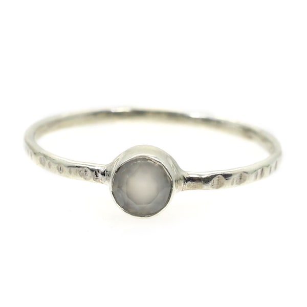 4 mm Rund Grau Mondstein Ring - Schlichter Minimalistischer Edelstein Ring - 925 Sterling Silber Handgemachter Ring - Gehämmertes Design Ring Für Frauen