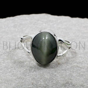 Split Band Sterling Silver Ring: Green Chrysoberyl Cat&#39;s Eye Gemstone