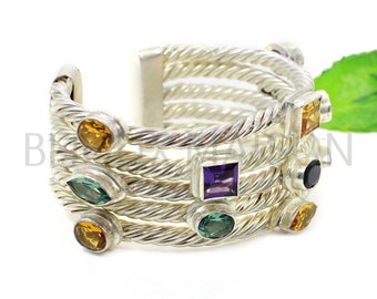 Brazalete de plata maciza envuelto en alambre con múltiples piedras preciosas