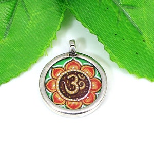 Ciondolo Om - Gioielli per lo yoga - Ciondolo simbolo Om - Ciondolo in argento sterling 925 - Ciondolo dipinto Om - Ciondolo con cornice in vetro - Gioielli fatti a mano indiani
