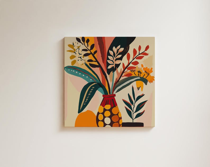 K&ouml;nnte beinhalten: Quadratische Leinwandkunst mit einem lebendigen Blumenarrangement in einer roten Vase mit gelben und braunen Punkten. Das Kunstwerk zeigt eine Mischung aus gr&uuml;nen, orangefarbenen und gelben Bl&auml;ttern und Bl&uuml;ten vor einem cremefarbenen Hintergrund. Das Gem&auml;lde ist an einer wei&szlig;en Wand befestigt.