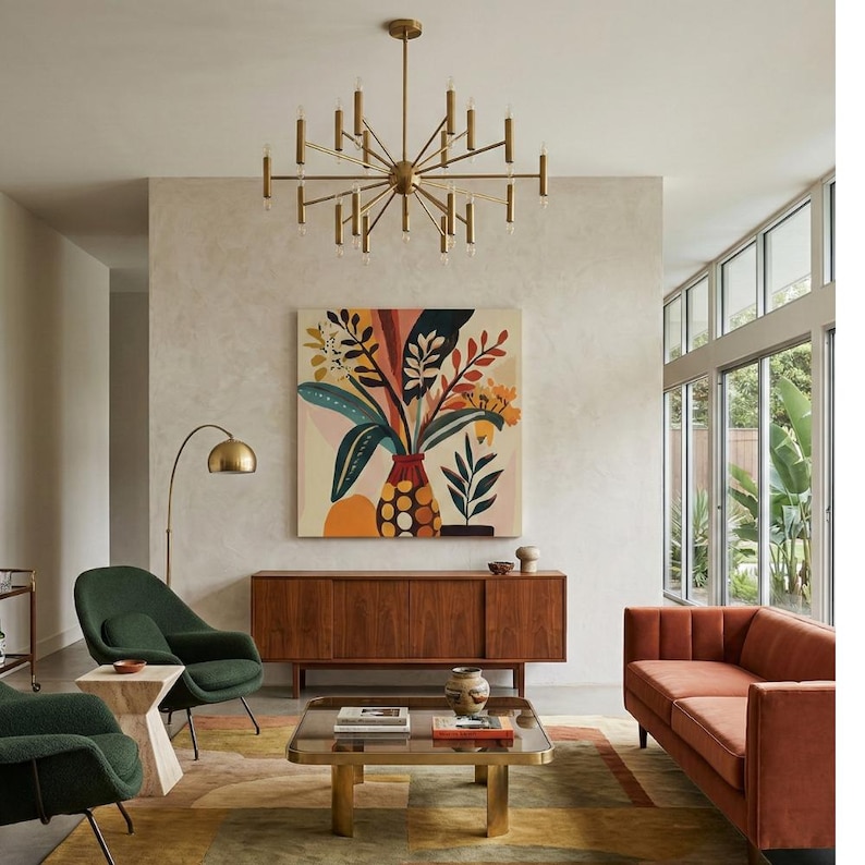 K&ouml;nnte beinhalten: Ein Wohnzimmer mit M&ouml;beln im Mid-Century-Modern-Stil. Ein rostfarbenes Sofa, gr&uuml;ne Sessel und ein Holzschrank sind um einen Couchtisch mit Glasplatte angeordnet. Ein gro&szlig;es abstraktes Gem&auml;lde und ein goldener Kronleuchter sorgen f&uuml;r k&uuml;nstlerisches Flair.