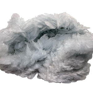 Può includere: Un grande ammasso di cristalli di celestite blu chiaro con una delicata texture piumosa. I cristalli sono disposti in un motivo casuale e organico, creando un pezzo visivamente accattivante e unico.